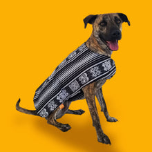 Cargar imagen en el visor de la galería, Poncho Poncho para mascotas Blanco y Negro PONCHO PARA MASCOTAS BLANCO Y NEGRO DE OTAVALO EN ECUADOR KiruPets www.kirupets.com