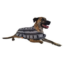 Cargar imagen en el visor de la galería, Poncho Poncho para mascotas Blanco y Negro PONCHO PARA MASCOTAS BLANCO Y NEGRO DE OTAVALO EN ECUADOR KiruPets www.kirupets.com