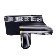 Cargar imagen en el visor de la galería, Poncho Poncho para mascotas Blanco y Negro PONCHO PARA MASCOTAS BLANCO Y NEGRO DE OTAVALO EN ECUADOR KiruPets www.kirupets.com