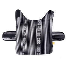 Cargar imagen en el visor de la galería, Poncho Poncho para mascotas Blanco y Negro PONCHO PARA MASCOTAS BLANCO Y NEGRO DE OTAVALO EN ECUADOR KiruPets www.kirupets.com