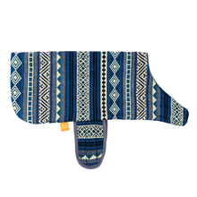 Cargar imagen en el visor de la galería, Poncho poncho para mascotas de Otavalo PONCHO PARA MASCOTAS DE OTAVALO EN ECUADOR. MODELO CLÁSICO FUCSIA KiruPets www.kirupets.com