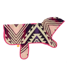 Cargar imagen en el visor de la galería, Poncho ponchos de mascotas con capucha PONCHOS DE MASCOTAS CON CAPUCHA DE OTAVALO. MODELO VIOLETA KiruPets www.kirupets.com