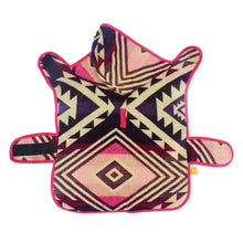 Cargar imagen en el visor de la galería, Poncho ponchos de mascotas con capucha PONCHOS DE MASCOTAS CON CAPUCHA DE OTAVALO. MODELO VIOLETA KiruPets www.kirupets.com