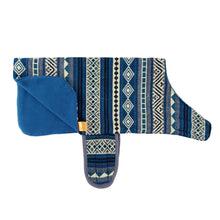 Load image into Gallery viewer, Poncho poncho para mascotas de Otavalo PONCHO PARA MASCOTAS DE OTAVALO EN ECUADOR. MODELO CLÁSICO FUCSIA KiruPets www.kirupets.com
