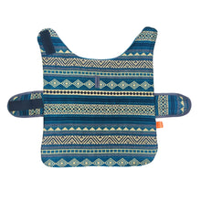 Load image into Gallery viewer, Poncho poncho para mascotas de Otavalo PONCHO PARA MASCOTAS DE OTAVALO EN ECUADOR. MODELO CLÁSICO FUCSIA KiruPets www.kirupets.com
